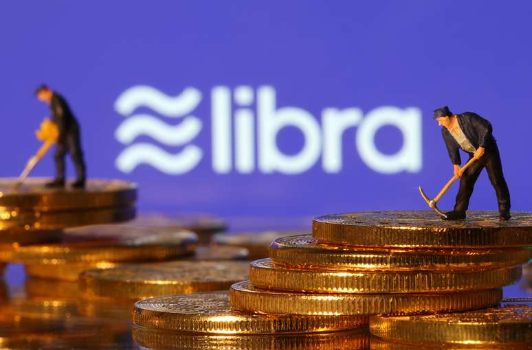 Imagem de brinquedos de escavando moedas ilustrando lançamento da moeda virtual libra, do Facebook. 21/6/2019 REUTERS/Dado Ruvic/Illustration 