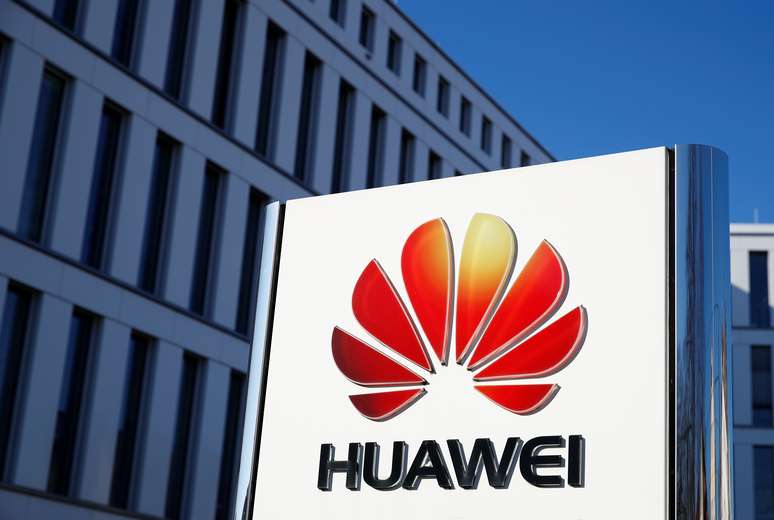 Logotipo da Huawei na frente dos escritórios da companhia chinesa em Duesseldorf, na Alemanha. 18/2/2019.    REUTERS/Wolfgang Rattay 