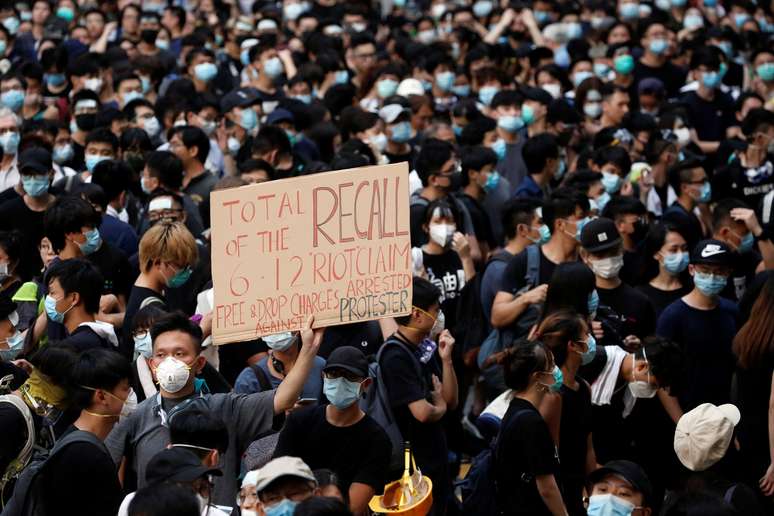 Manifestantes se reúnem na frente de quartéis policiais em Hong Kong
21/06/2019
REUTERS/Ann Wang