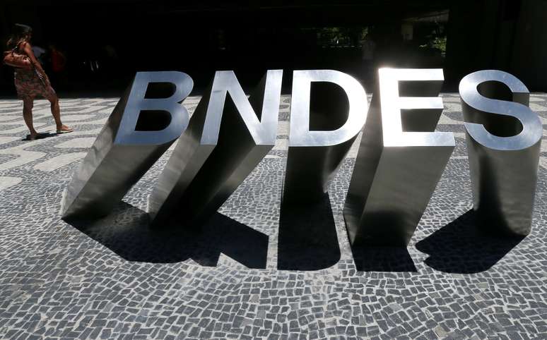 Letreiro com a sigla do BNDES à frente dos escritórios do banco, no Rio de Janeiro. 8/1/2019. REUTERS/Sergio Moraes