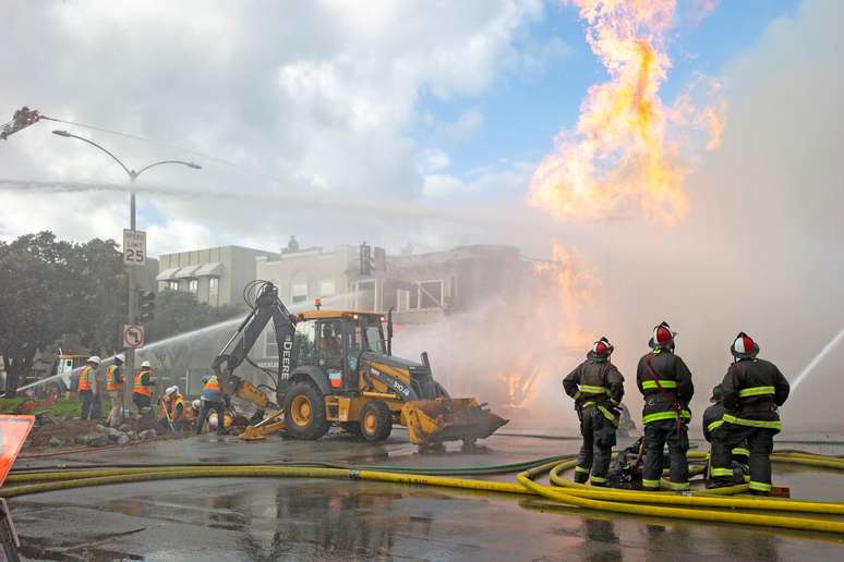 Bombeiros combatem inc&ecirc;ndio na Calif&oacute;rnia, trag&eacute;dia cujas consequ&ecirc;ncial atingiram fortemente a companhia el&eacute;trica PG&E. 6/2/2019.   Santiago Mejia/San Francisco Chronicle/Pool via REUTERS  