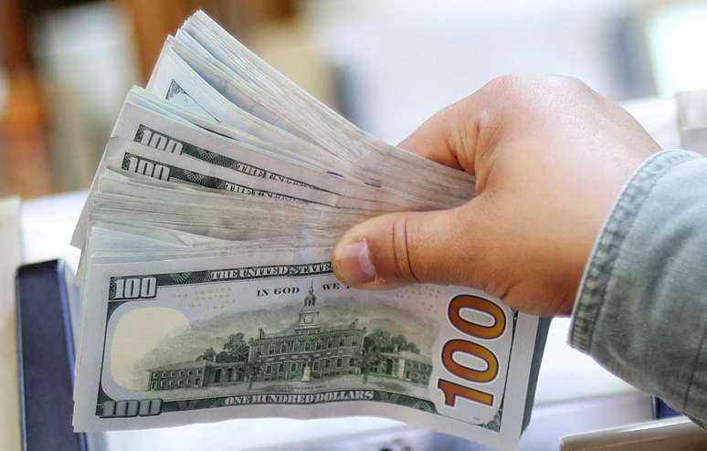 Funcionário conta cédulas de dólares dos Estados Unidos em uma casa de câmbio no Cairo, Egito. 20/3/2019. REUTERS/Mohamed Abd El Ghany