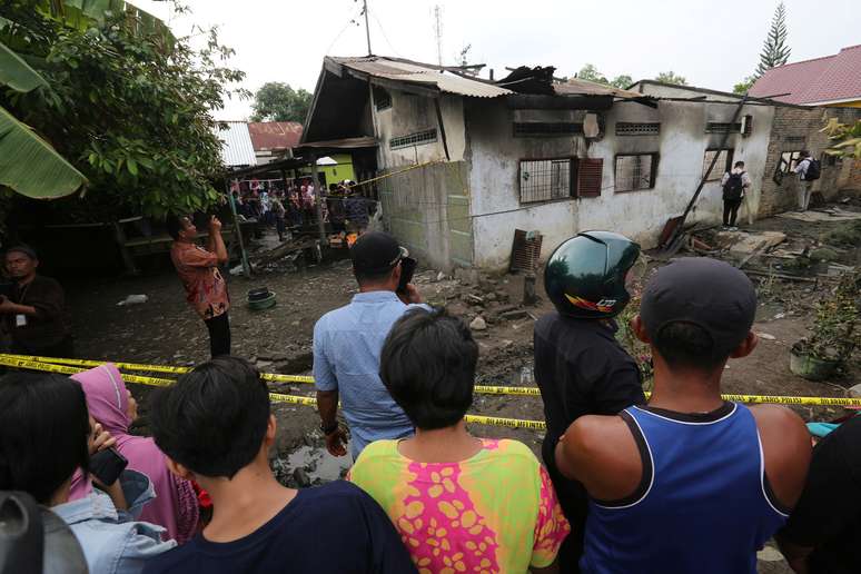 Locals look at a house used as a factory producing matchsticks after a fire swept through, at Binjai district in Langkat, North Sumatra province, Indonesia, June 21, 2019 in this photo taken by Antara Foto. Antara Foto/Adiva Niki/ via REUTERS ATTENTION EDITORS - THIS IMAGE WAS PROVIDED BY A THIRD PARTY. MANDATORY CREDIT. INDONESIA OUT.