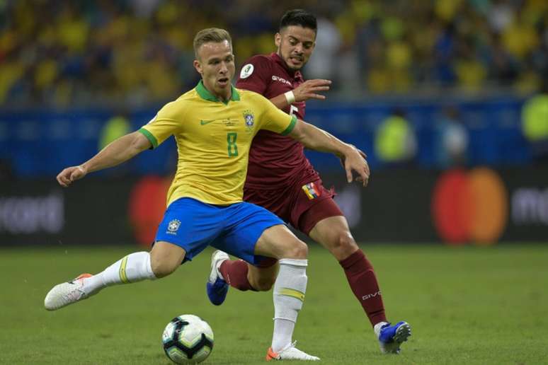 Seleção Brasileira vem pressionada após o empate com a Venezuela na Arena Fonte Nova (Foto: RAUL ARBOLEDA / AFP)