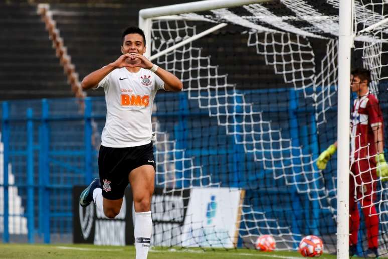 O atacante Sandoval comemora o terceiro e último gol do Corinthians na partida (Rodrigo Gazzanel/Agência Corinthians)