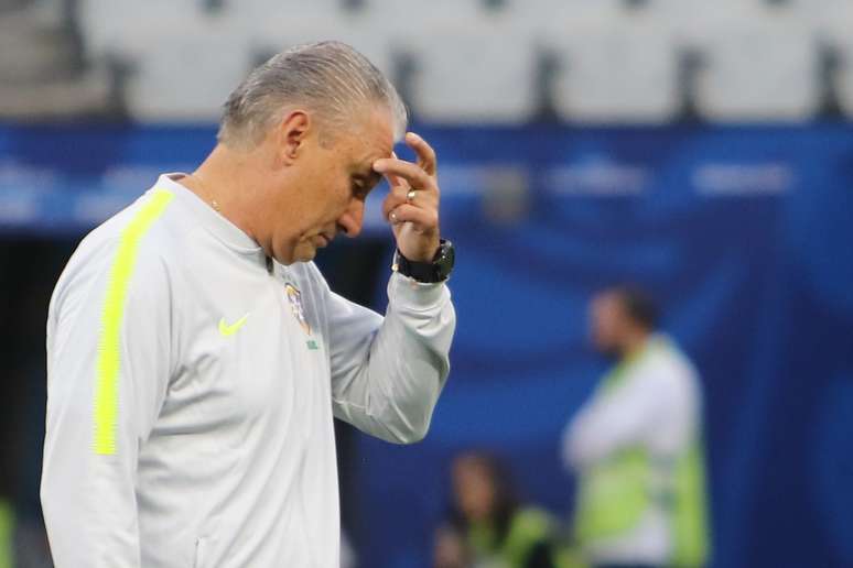 O técnico Tite, do Brasil, durante o treino da equipe realizado na Arena Corintians, em Itaquera, zona leste da capital paulista, nesta sexta-feira (21). O time se prepara para enfrentar o Peru, em partida válida pela ultima rodada do grupo A, na fase de grupos da Copa América 2019