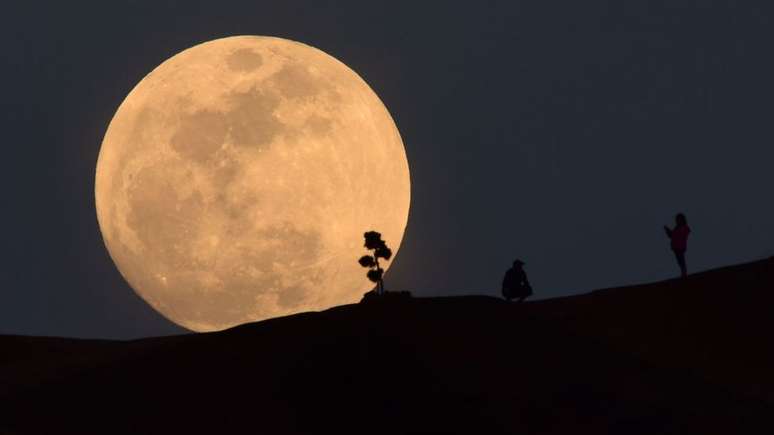 A olho nu, a Lua não revela sua geografia complexa, possível de apreciar com um telescópio