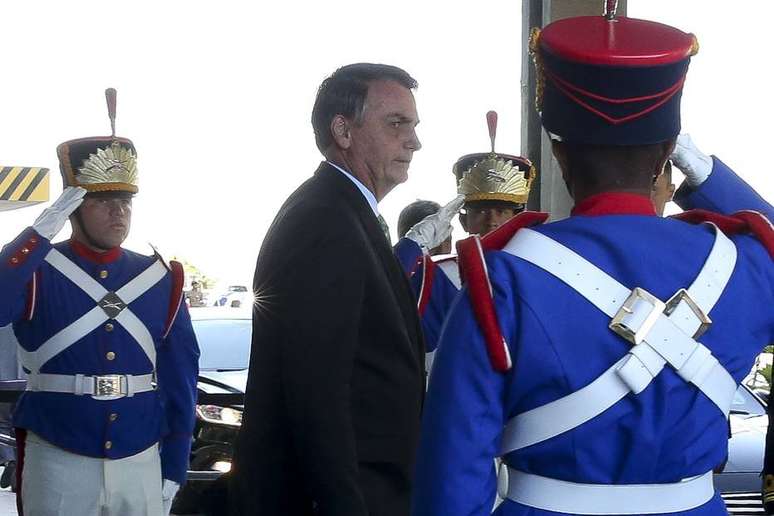 O presidente Jair Bolsonaro deixa almoço com o ministro da Defesa, general Fernando Azevedo e Silva, na sexta, 21.