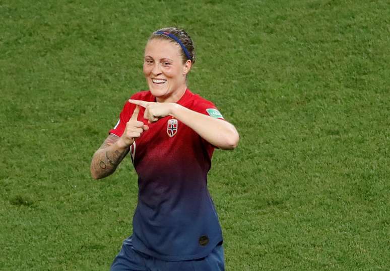 Isabell Herlovsen comemora gol da Noruega em partida contra a Austrália neste sábado (22)