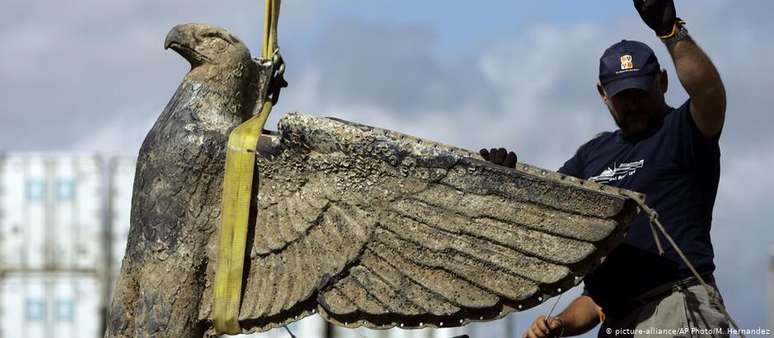 Águia de bronze pesando 350 quilos foi resgatada em 2006