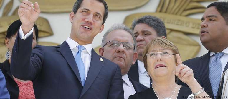 Autoproclamado presidente Juan Guaidó e Michelle Bachelet, em Caracas