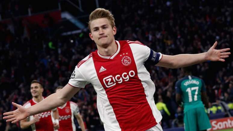 Com apenas 19 anos, De Ligt é o capitão do Ajax (Foto: AFP)