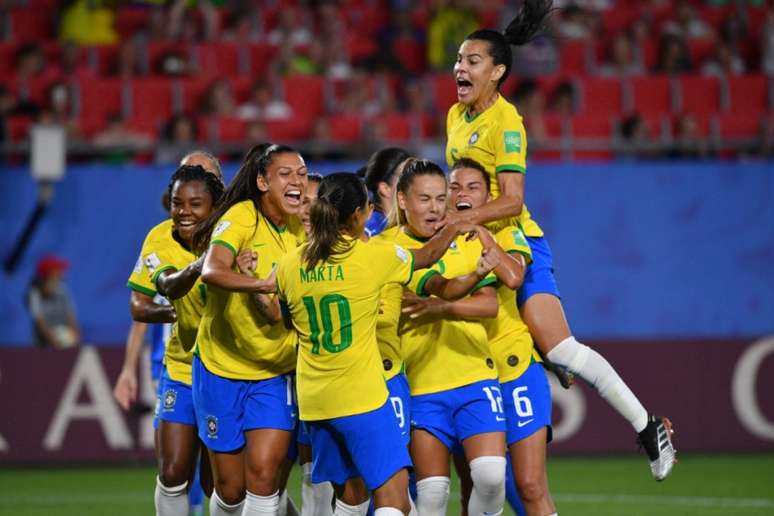 Brasil segue forte na Copa feminina (Foto: Philippe Huguen / AFP)