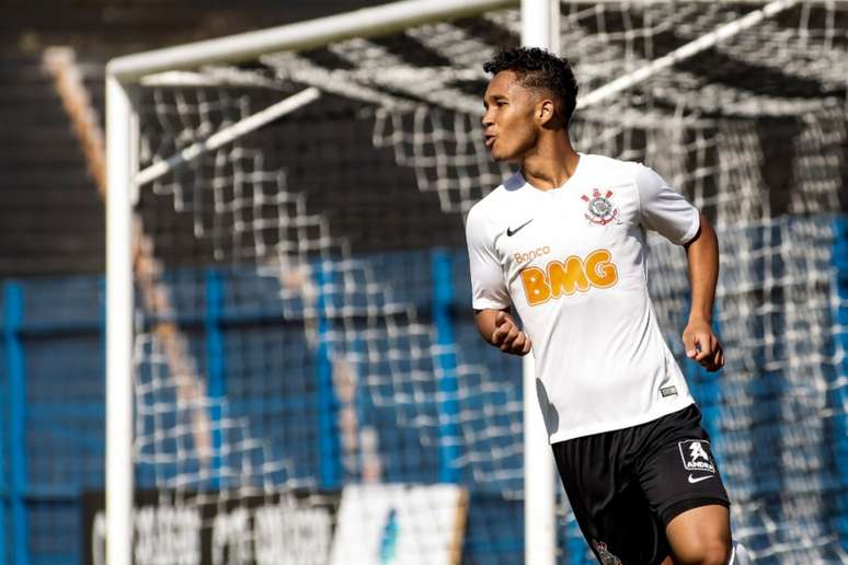 Gustavo Tocantins comemora o primeiro gol da partida (Foto: Rodrigo Gazzanel/Agência Corinthians)