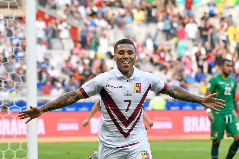 O jogador Machis, da Venezuela, comemora seu gol marcado diante da Bolívia, durante partida válida pela 3ª rodada do Grupo A, realizada no estádio do Mineirão, em Belo Horizonte (MG), neste sábado, dia 22. 