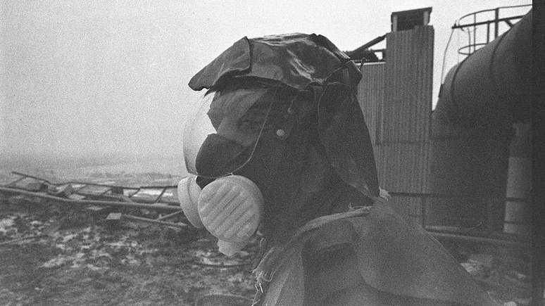Segundo testemunhas, a série Chernobyl faz um retrato fiel dos efeitos da radiação no corpo humano; na imagem, um membro da equipe de limpeza no telhado da usina soviética