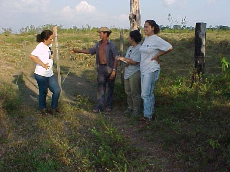 Ima Vieira com alunas e produtor em entrevista sobre capoeiras no nordeste paraense