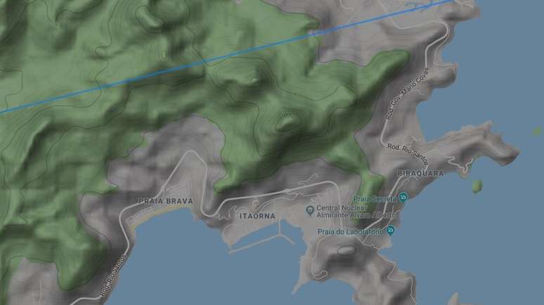 Mapa do Flightradar24.com mostra rota de avião passando a cerca de quatro quilômetros de Angra 1 e Angra 2