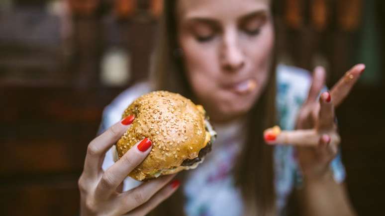 O Guia Alimentar para a População Brasileira recomenda evitar alimentos como o hambúrger, por conta da composição nutricional desbalanceada
