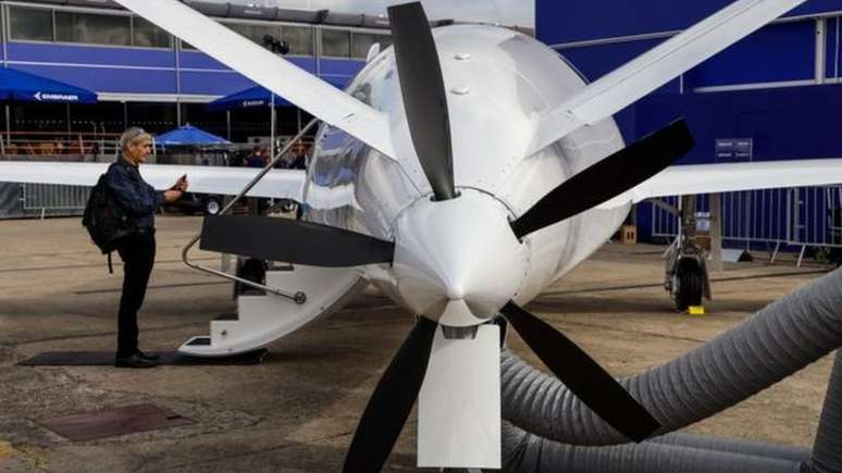 Alice tem tr&ecirc;s propulsores, um na cauda e dois na ponta das asas