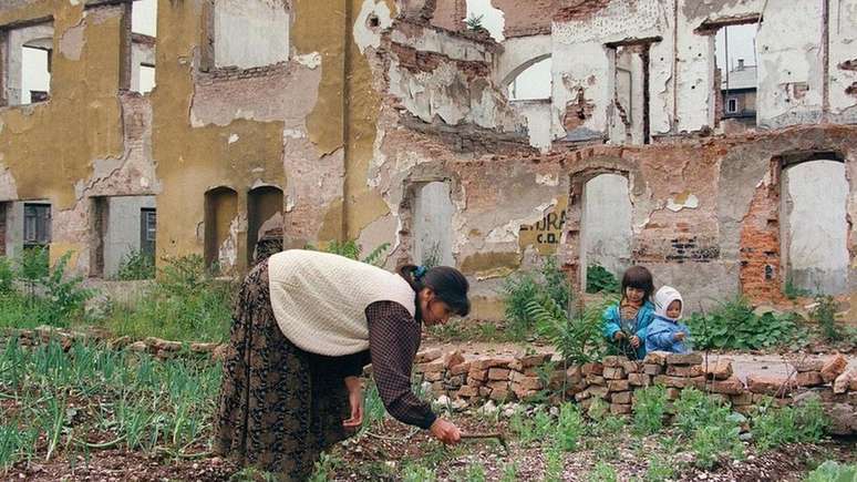 Moradores de Sarajevo tentavam encontrar qualquer peda&ccedil;o de terra onde pudessem cultivar alimentos durante os 47 meses em que ficaram desconectados do mundo exterior