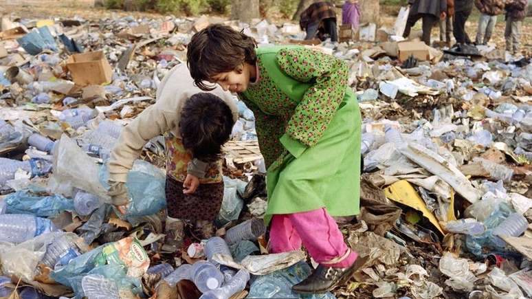 Alguns moradores de Sarajevo tiveram de buscar comida no lixo durante cerco