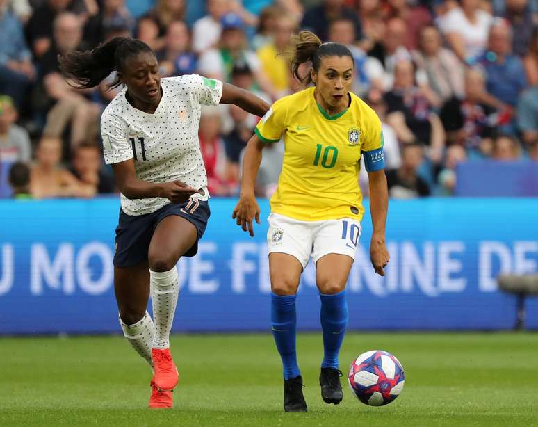 Marta passa por Kadidiatou Diani no duelo entre Brasil e França pelas oitavas de final da Copa Feminina