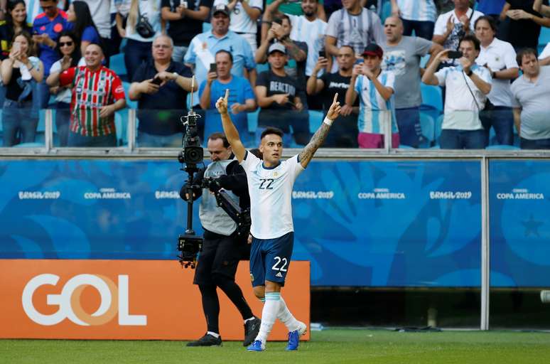 Lautaro Martinez comemora gol da Argentina sobre o Catar