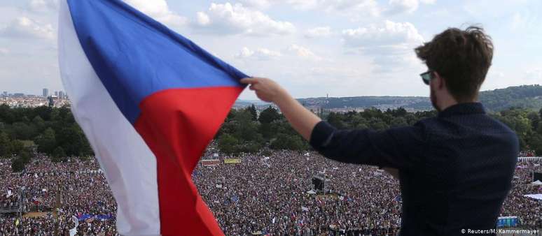 Protesto foi um dos maiores na capital tcheca desde a Revolução de Veludo