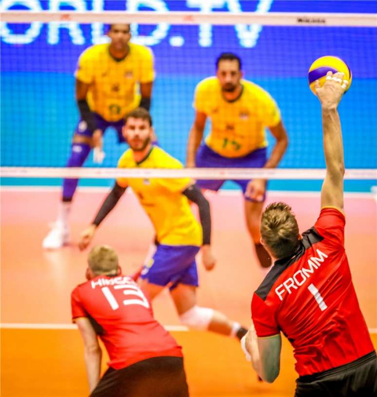 Jogo muito equilibrado entre Brasil e Alemanha, em Cuiabá FIVB Divulgação