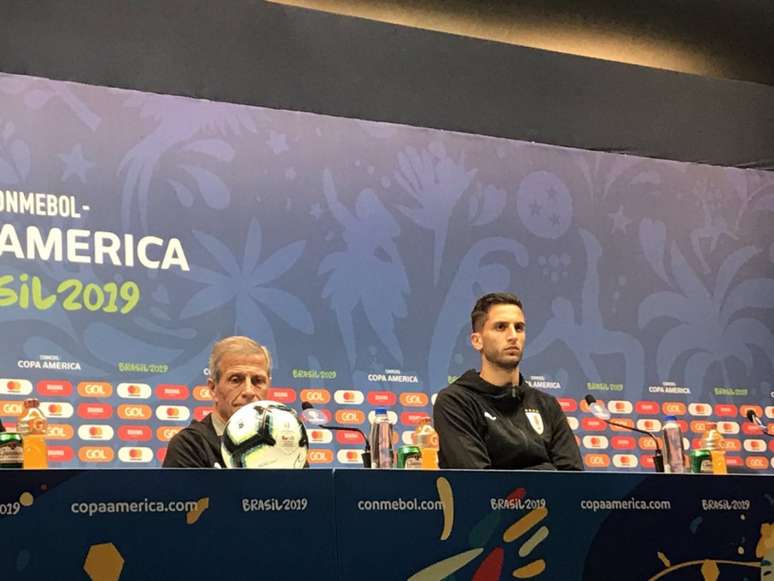 Tabárez e Betancur durante entrevista coletiva no Maracanã (Foto: Luiza Sá)