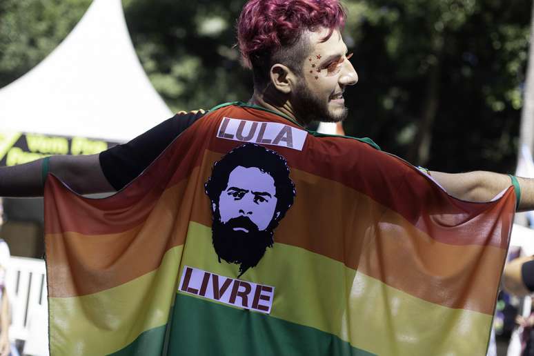Manifestantes fazem ato em apoio à &#034;Lula Livre&#034;; durante a 23 Parada do Orgulho Gay na Avenida Paulista, região central de São Paulo,  neste  domingo (23). 