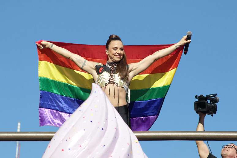 A cantora Mel C em apresentação na 23ª Parada do orgulho LGBT de São Paulo, em 2019, com o tema "50 anos de Stonewall: nossas conquistas, nosso orgulho de ser LGBT+"