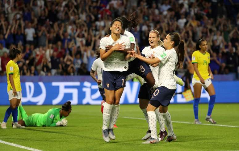 Valerie Gauvin celebra o primeiro gol da França contra o Brasil na derrota da Seleção por 2 a 1