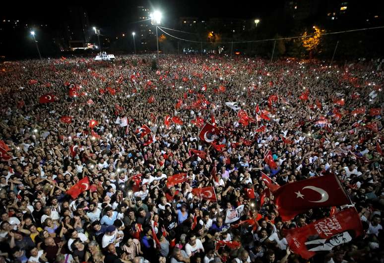 Apoiadores de Ekrem Imamoglu comemoram vitória em eleição de Istambul
23/06/2019
REUTERS/Kemal Aslan
