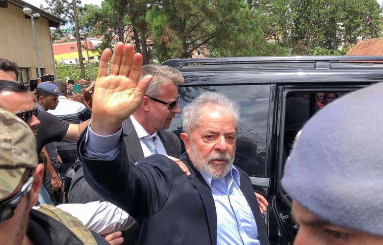 O ex-presidente Luiz Inácio Lula da Silva quando deixou a cadeia para comparecer ao velório do neto