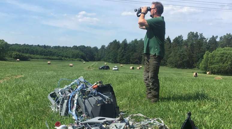 Agente florestal ao lado de destroços após colisão entre dois caças Eurofighter na Alemanha
24/06/2019
REUTERS/Petra Konermann/Nordkurier