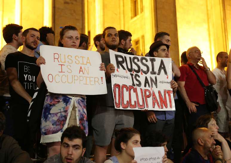 Manifestantes protestam contra parlamentar russo em Tbilisi, na capital da Ge&oacute;rgia
22/06/2019 REUTERS/Irakli Gedenidze