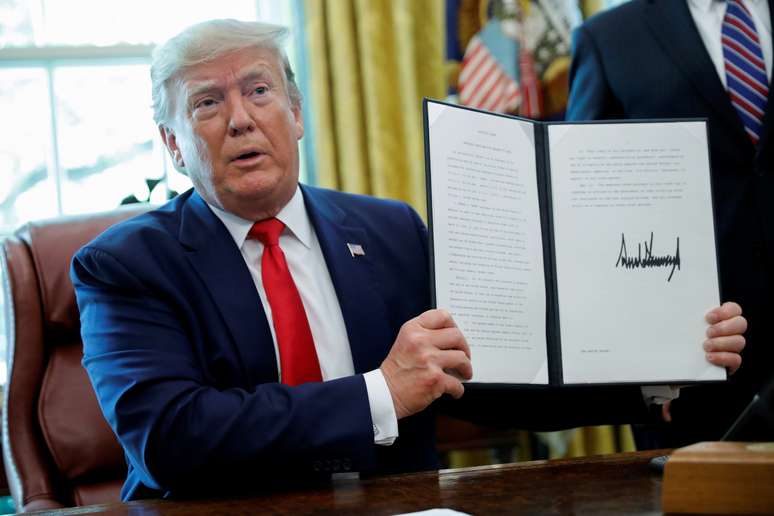 Trump mostra medida com sanções aos EUA 24/6/2019 REUTERS/Carlos Barria