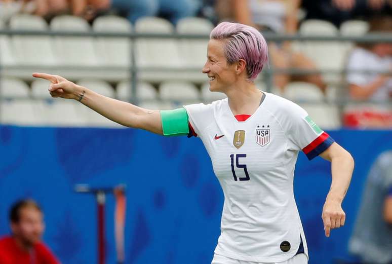 A jogadora dos Estados Unidos Megan Rapinoe comemora gol sobre a Espanha durante a Copa do Mundo feminina, em Reims, na França
24/06/2019
REUTERS/Bernadett Szabo