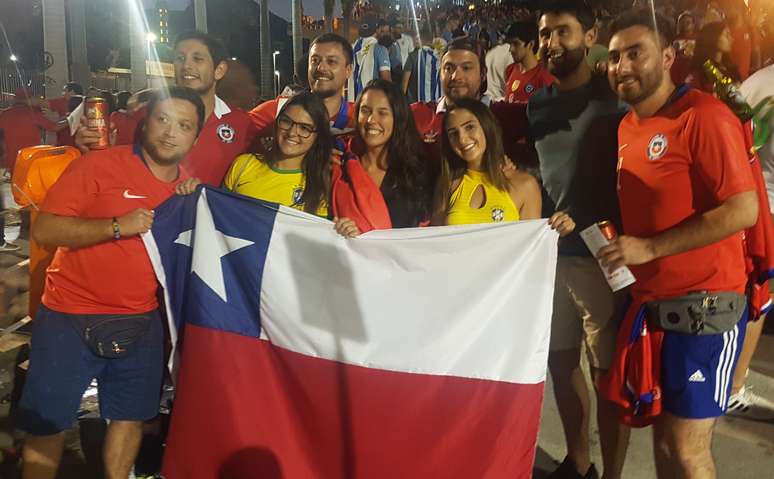 O farmacêutico Sebastián Hugo (de camisa vermelha, short azul e com uma latinha na mão) viajou de Santiago para o Brasil a espera ver o Chile na final da Copa América 