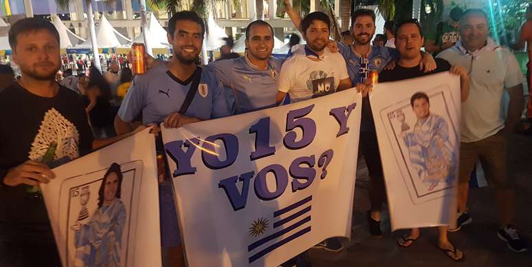 O engenheiro Agustin Romano (de camisa azul, segurando a faixa) veio de Montevidéo com amigos e aposta numa final da Copa América entre Uruguai e Brasil