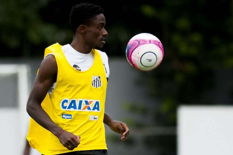 Caju se reapresenta na tarde desta segunda-feira com o elenco santista (Foto: Ivan Storti/Santos)