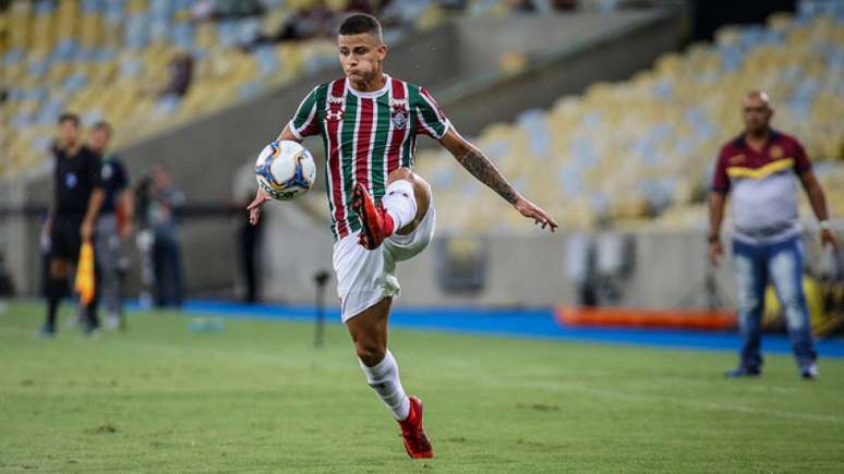 Mascarenhas com a camisa do Fluminense (Foto: LUCAS MERÇON / FLUMINENSE F.C.)