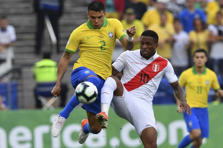 Farfán disputa jogada com Thiago Silva (Foto: NELSON ALMEIDA / AFP)