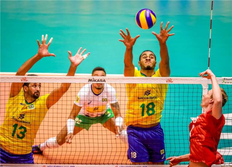 Tentativa de bloqueio de Lucarelli e Maurício Souza (FIVB Divulgação)