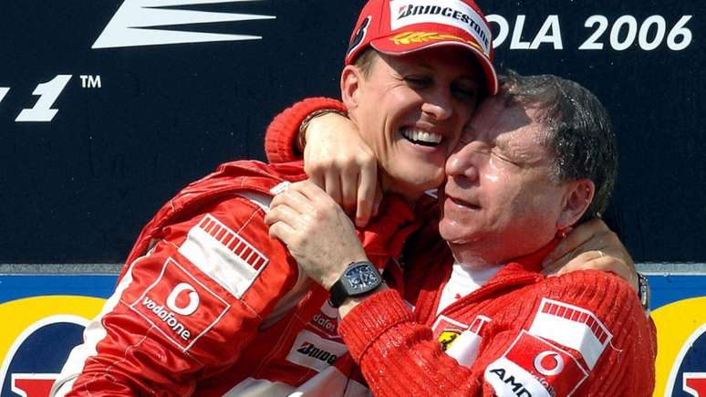 Todt abraça Schumacher em GP de San Marino, em 2006 (Foto: Reprodução/Motor1)