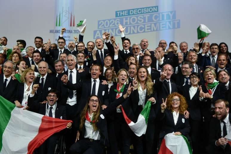 Representantes da candidatura italiana celebram o resultado da eleição do COI para os Jogos de 2026 (Foto: AFP)