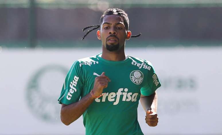Matheus Fernandes reapareceu após dez dias de folga com trancinhas no cabelo (Agência Palmeiras/Divulgação)