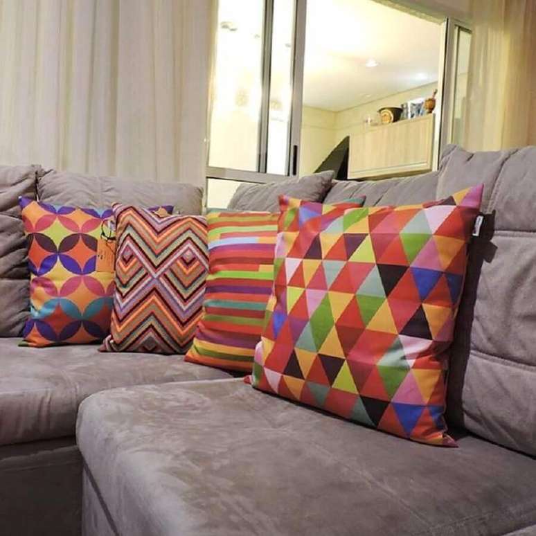 8. Utilize almofadas coloridas para mudar a decoração de sua casa – Foto: Pop Art Design
